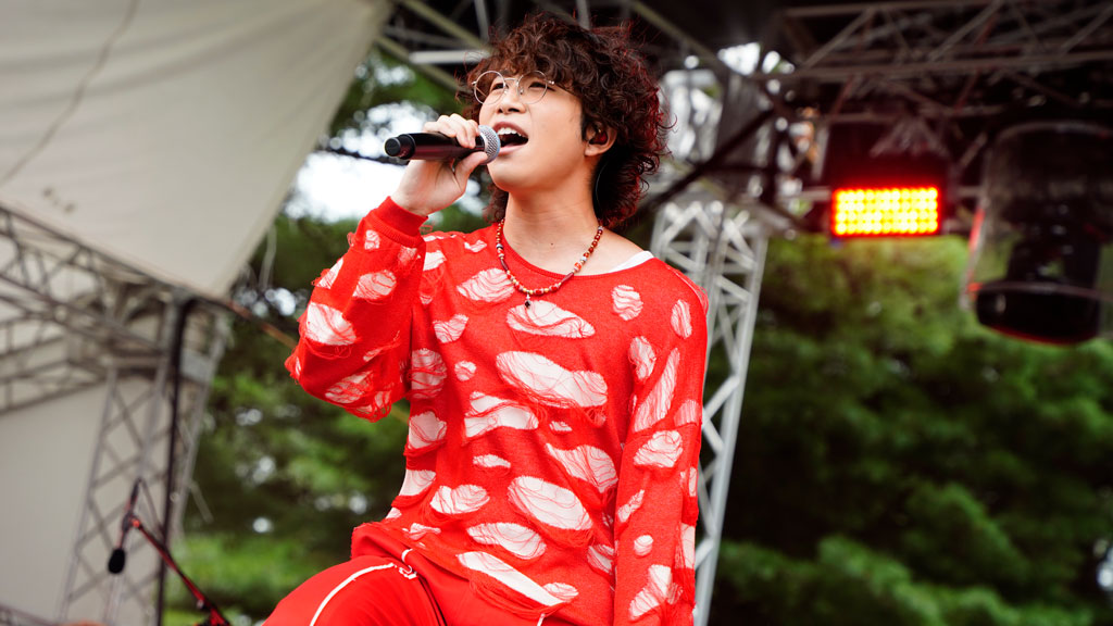 【速レポ】＜LuckyFes’25＞AKASAKI、GARDEN STAGEトップバッター「僕は紛れもなくトップになりたいです！」