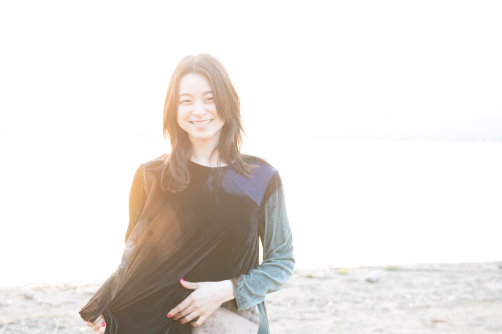 片平里菜、2年ぶり新曲「夏の祈りのなかで」にORANGE RANGEのYOHが三線