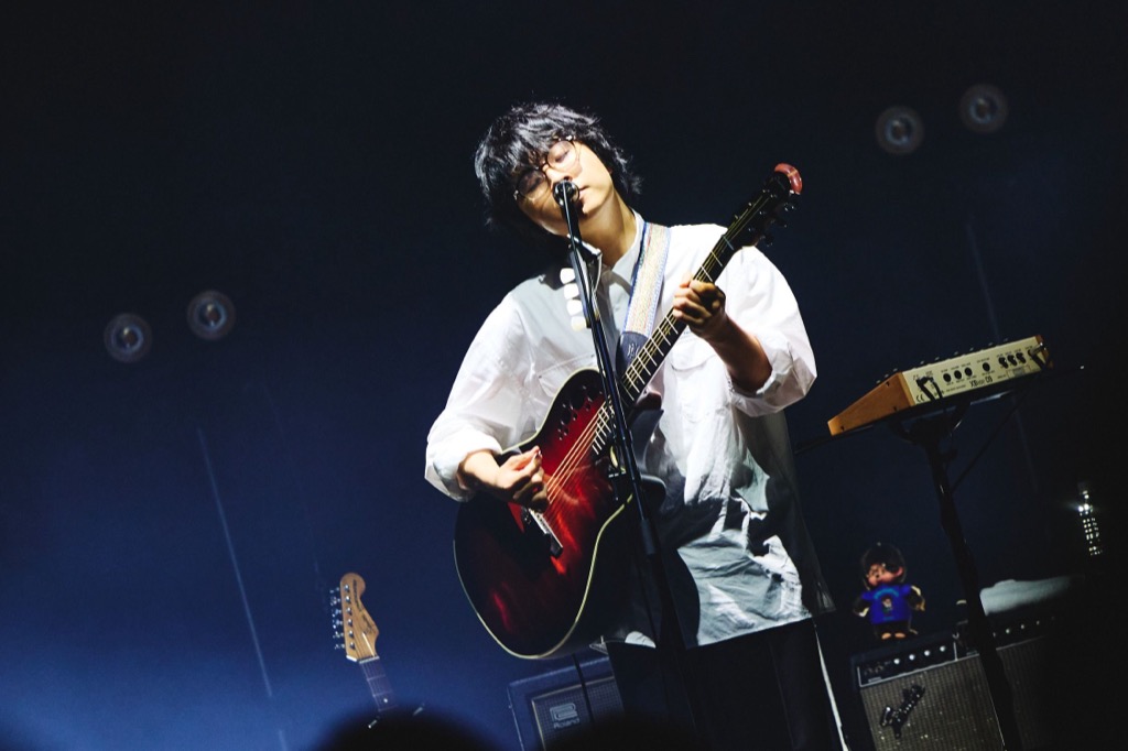 ライブレポート】崎山蒼志、原点と進化を響かせた＜いつかみた国（独奏