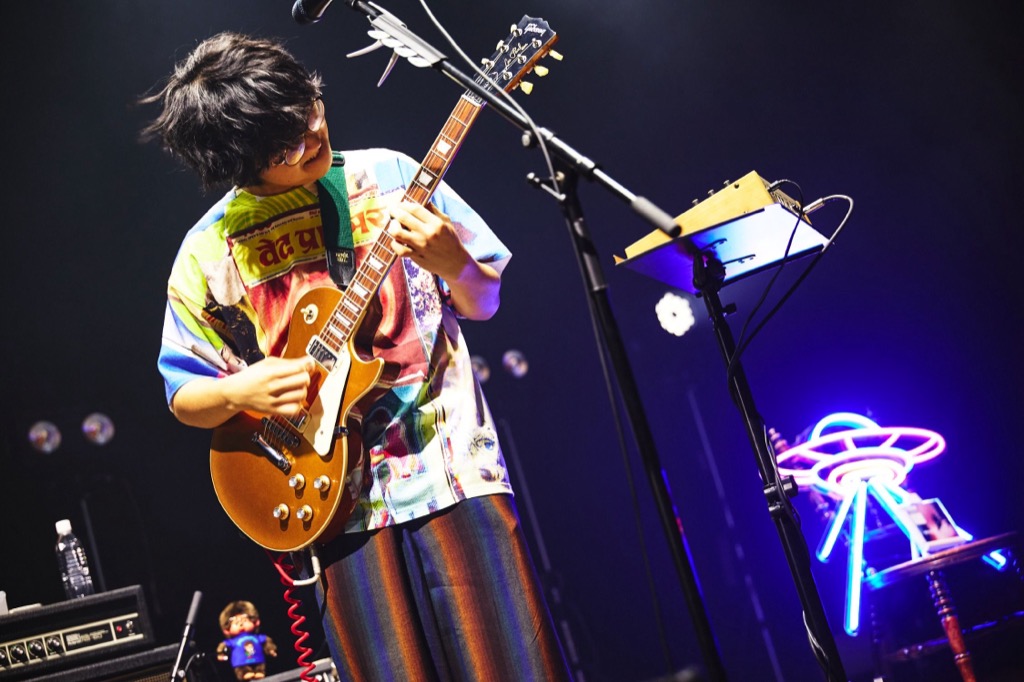 ライブレポート】崎山蒼志、原点と進化を響かせた＜いつかみた国（独奏