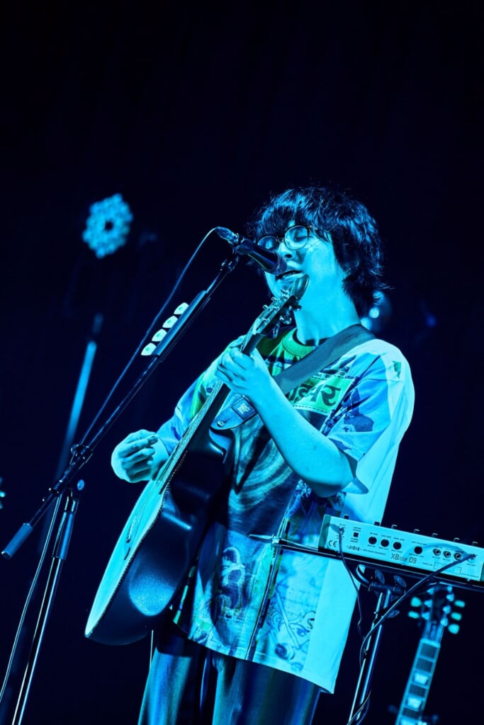 ライブレポート】崎山蒼志、原点と進化を響かせた＜いつかみた国（独奏