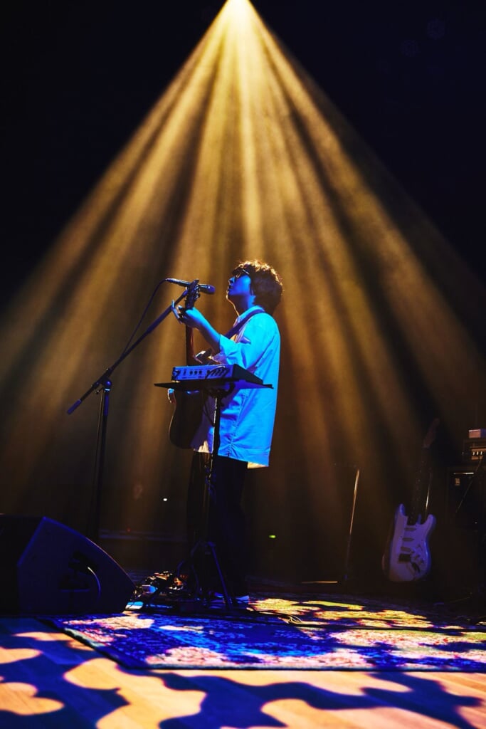 ライブレポート】崎山蒼志、原点と進化を響かせた＜いつかみた国（独奏