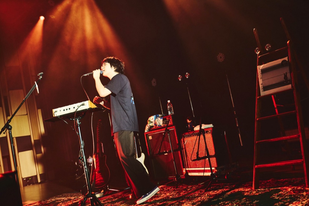 ライブレポート】崎山蒼志、原点と進化を響かせた＜いつかみた国（独奏