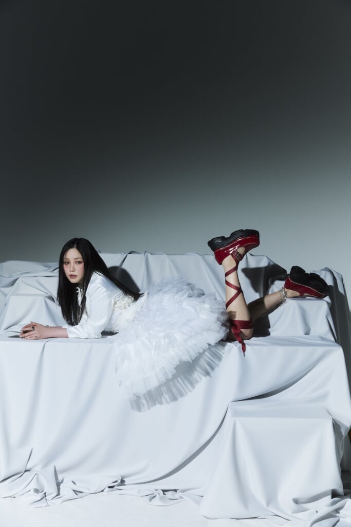 鷲尾伶菜、レーベル移籍後初のミニアルバム『freivor』発売決定