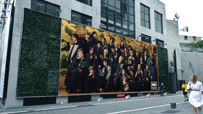 カバーアートが一切存在しない黒塗りのレコードショップ「BLACK