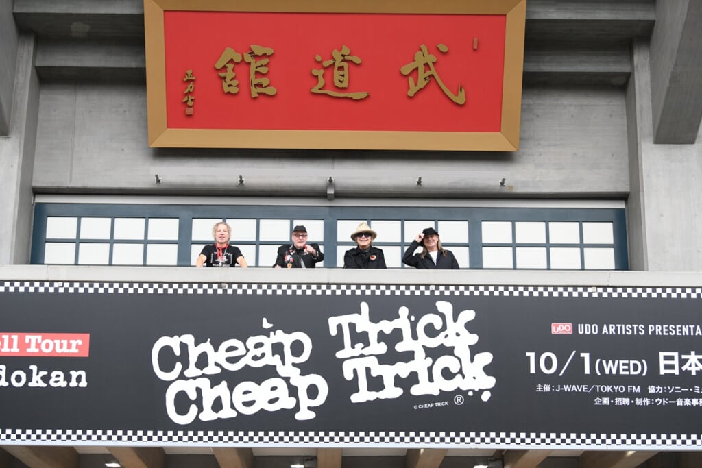 武道館看板下写真-Photo-by-Yuki