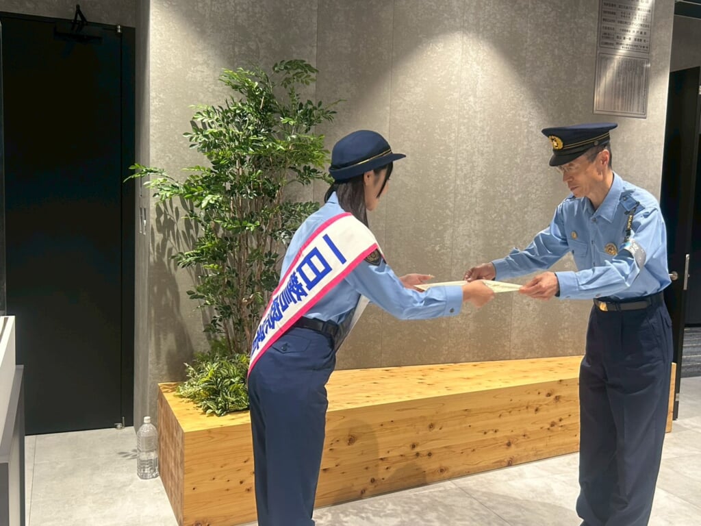 1日警察署長」南みゆか、闇バイト・特殊詐欺被害防止を呼びかけ | BARKS