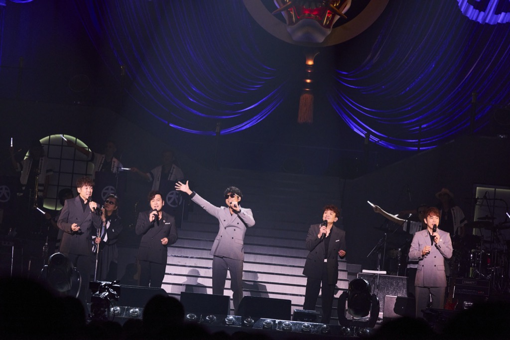 米米CLUB、ツアー最終日にゴスペラーズがサプライズ登場。40周年記念