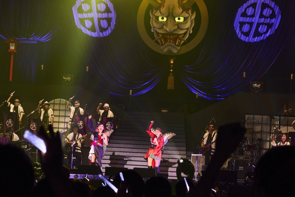 米米CLUB、ツアー最終日にゴスペラーズがサプライズ登場。40周年記念