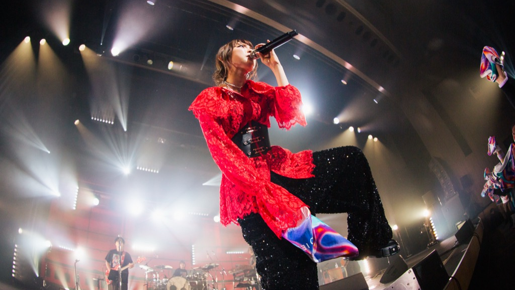 ライブレポート】家入レオ、ツアー開幕。 毒を持ち美しい花を咲かせる