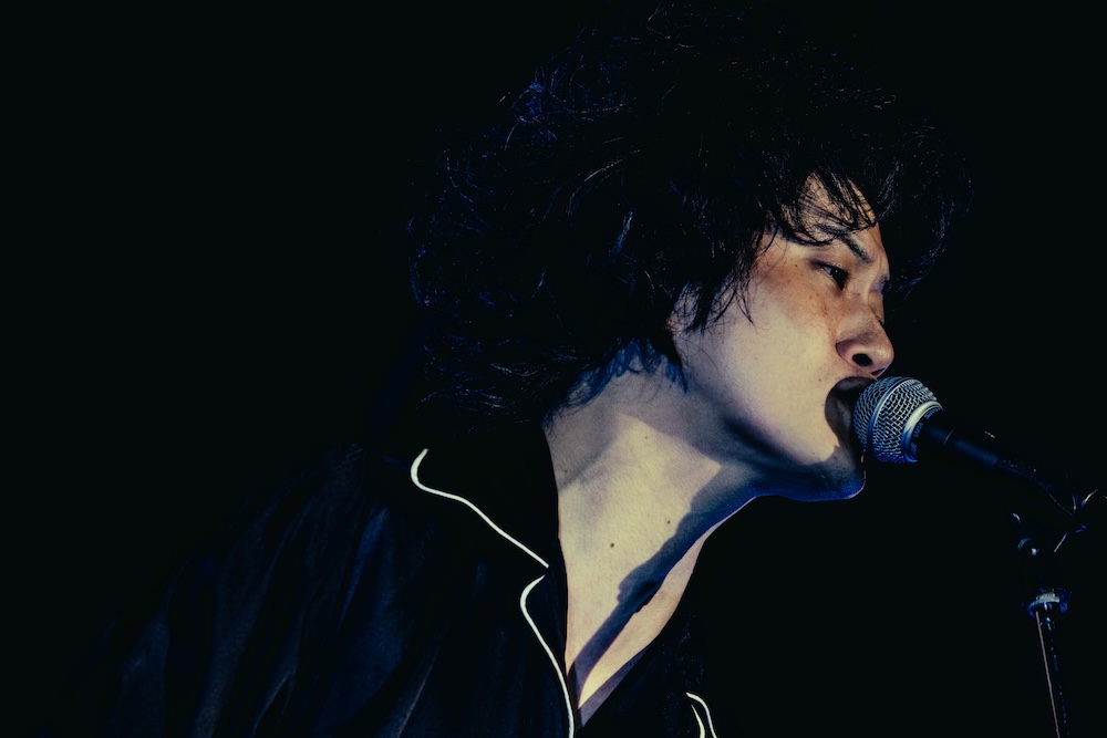 ライブレポート】粗品、新作『佐々木直人』を携えたツアー＜新世界より