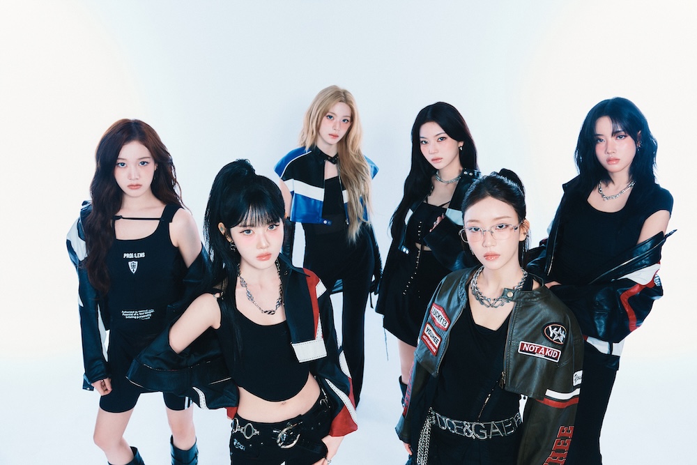 STAYC、日本1stフルアルバム『STAY ALIVE』ジャケット写真＆収録内容