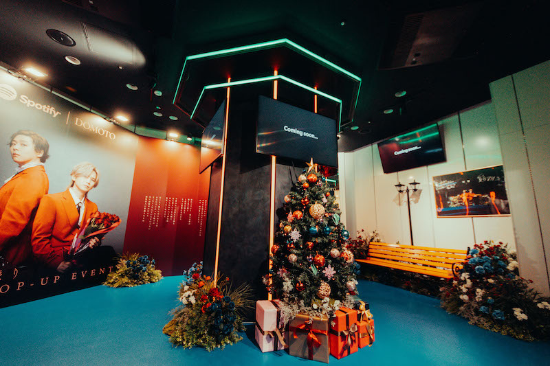 DOMOTO、「愛のかたまり」リリース記念で6000本の薔薇プレゼント | BARKS