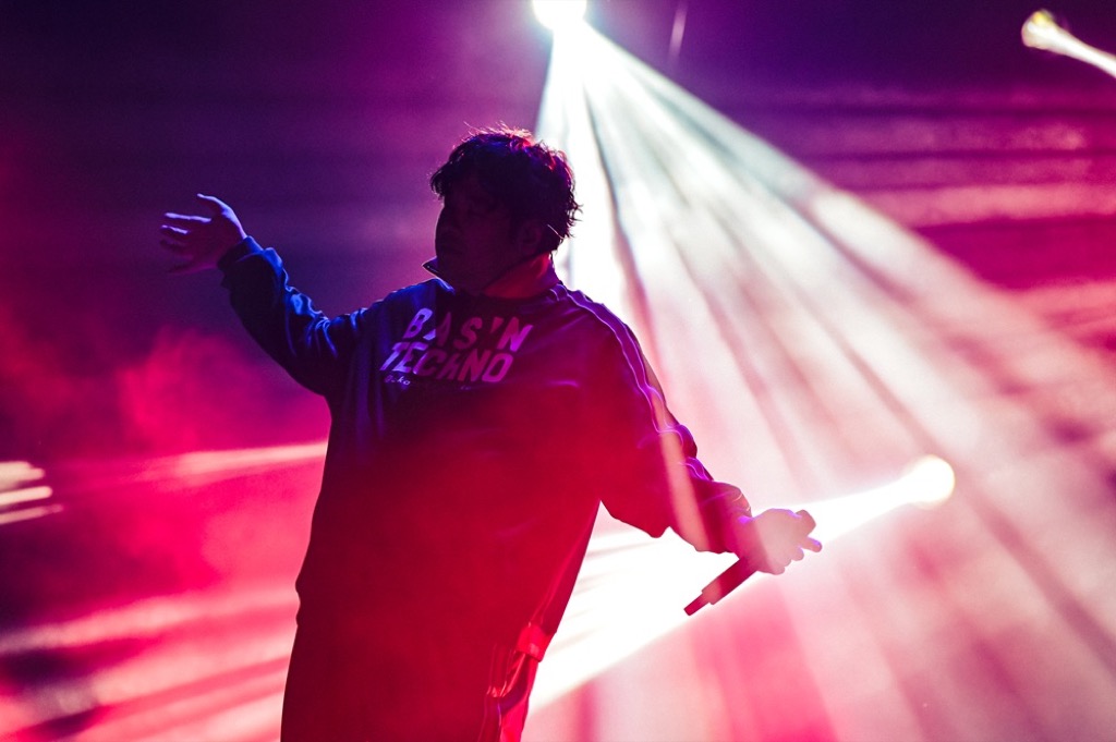 岡崎体育、一人三役で奮闘の＜OKAZAKI ROCK FESTIVAL 2025＞大盛況 | BARKS