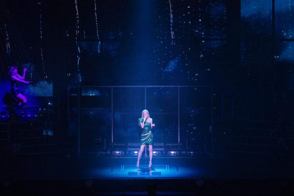 西野カナ、クリスマスライブ開催。華やかコーデとともに新曲「君のせい