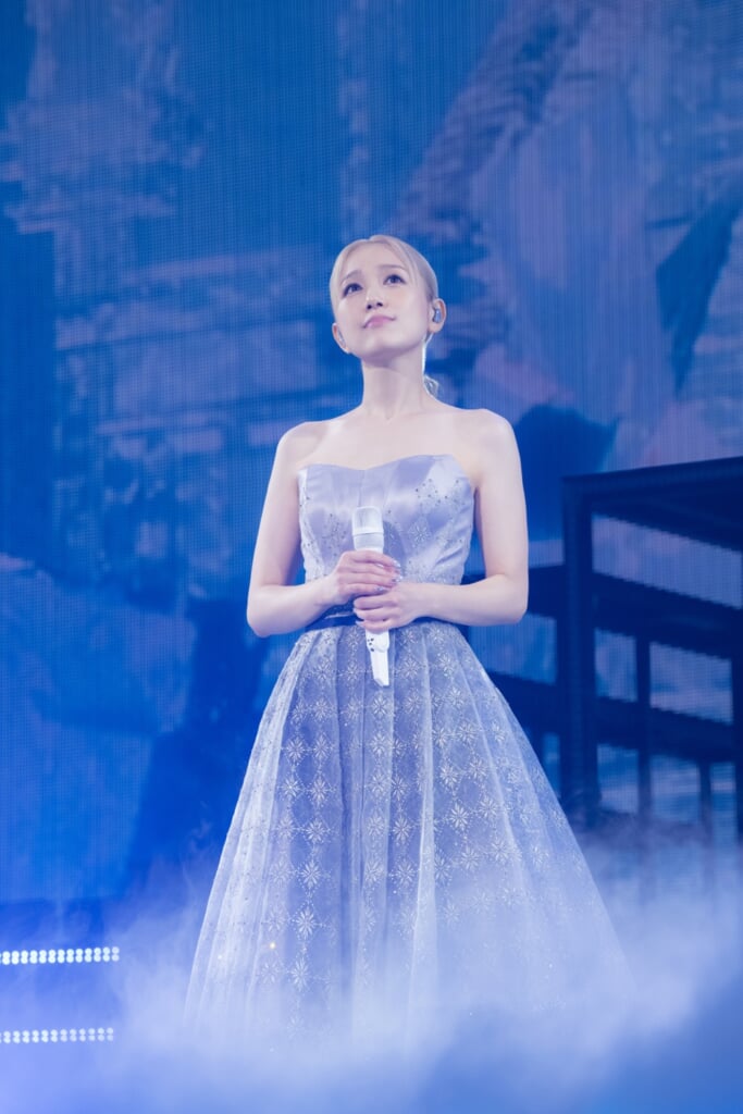 西野カナ、クリスマスライブ開催。華やかコーデとともに新曲「君のせい