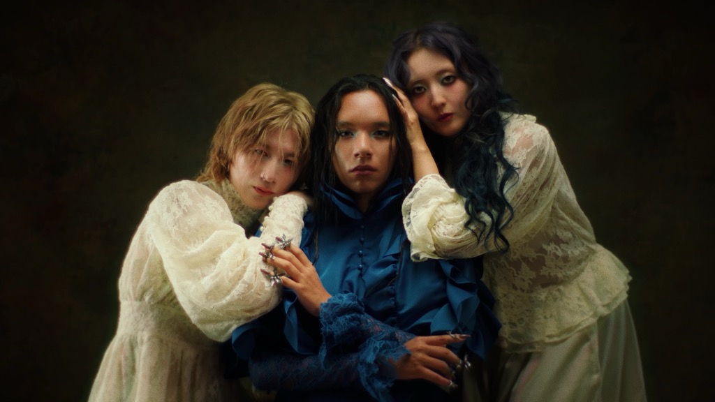 女王蜂、新曲「PERSONAL」のMV公開。『地獄楽』原作者・賀来ゆうじも