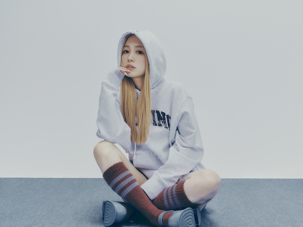 西野カナ、新曲「君のせい」ジャケ写＆新アー写公開。ブロンドヘアと