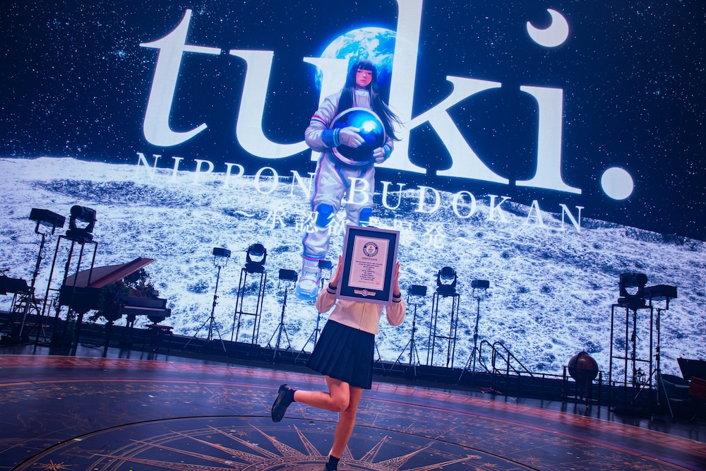 tuki.、初のワンマンライブ＜承認欲求爆発＞を東京・⽇本武道館で開催