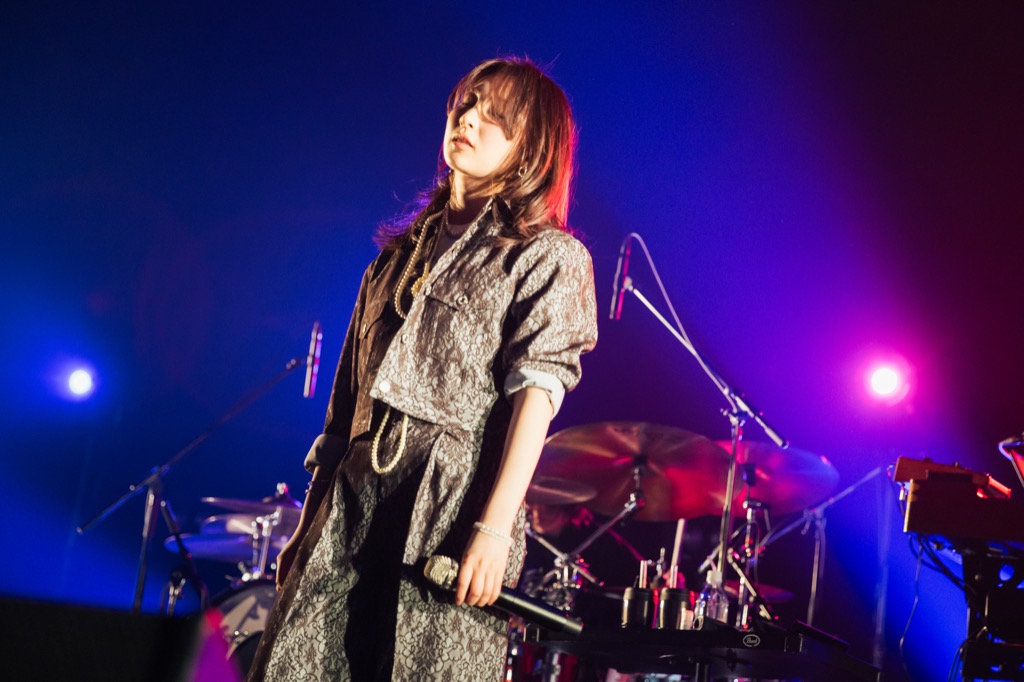 ライブレポート】家入レオ、8枚のアルバムから選ぶセットリストでFC