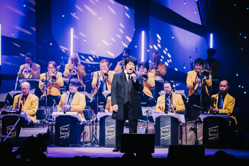ライブレポート】ASKA、14年ぶり開催＜昭和が見ていたクリスマス!?＞は
