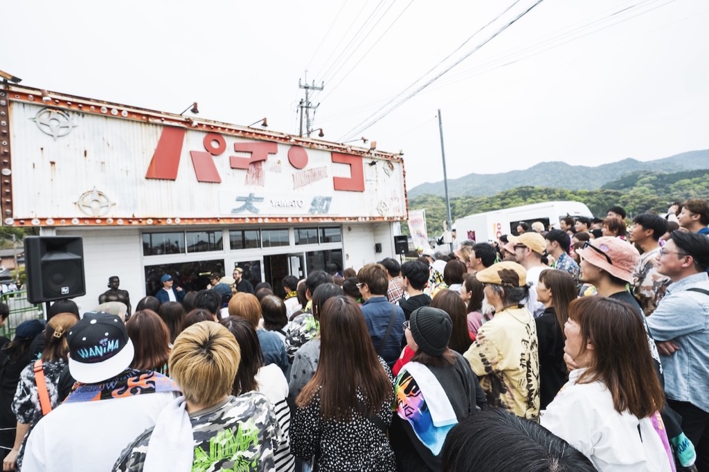 WANIMA、地元熊本・天草にギタリストKO-SHINの肉体美を模った銅像建立