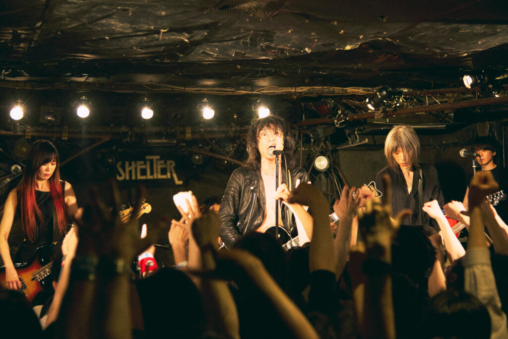 ライブレポート】a flood of circle、日本武道館ワンマン翌日の下北沢