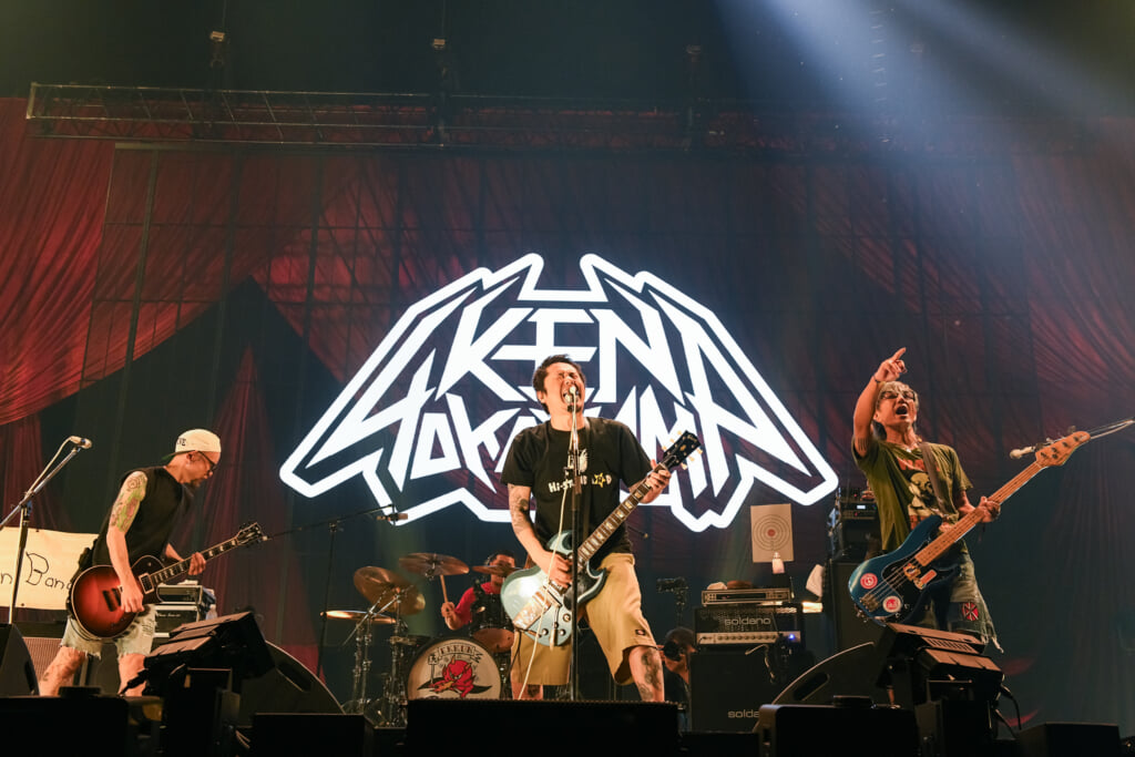 速レポ】＜SATANIC CARNIVAL 2026＞ Ken Yokoyama、痛快極まりない