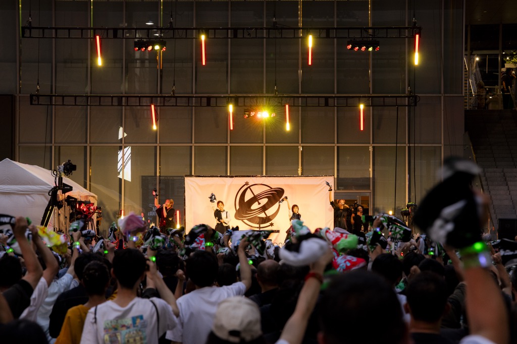 ライブレポート】リトグリ、新宿歌舞伎町フリーライブで生み出す一体感 ライブレポート】リトグリ、新宿歌舞伎町フリーライブで生み出す一体感