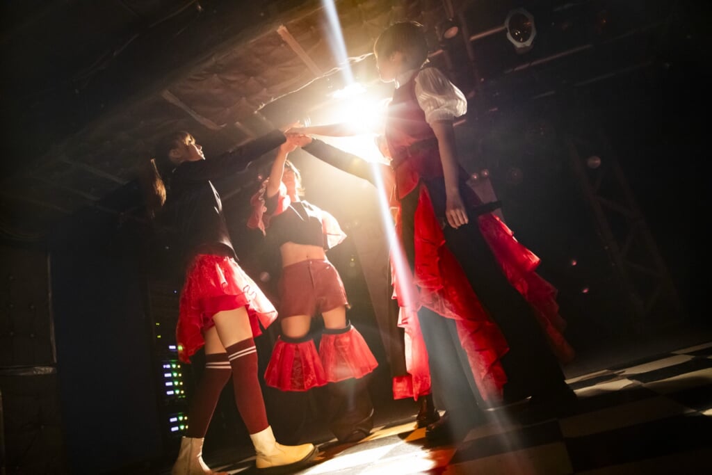 赤い舞台 ライブレポート】ExWHYZ、PEDROとのラストツーマン＜PEDROWHYZ＞開催